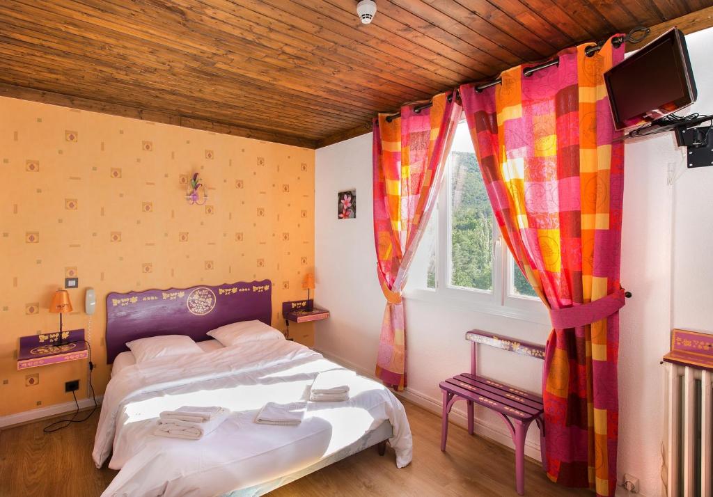 Postel nebo postele na pokoji v ubytování Auberge de l'Escargot d'Or
