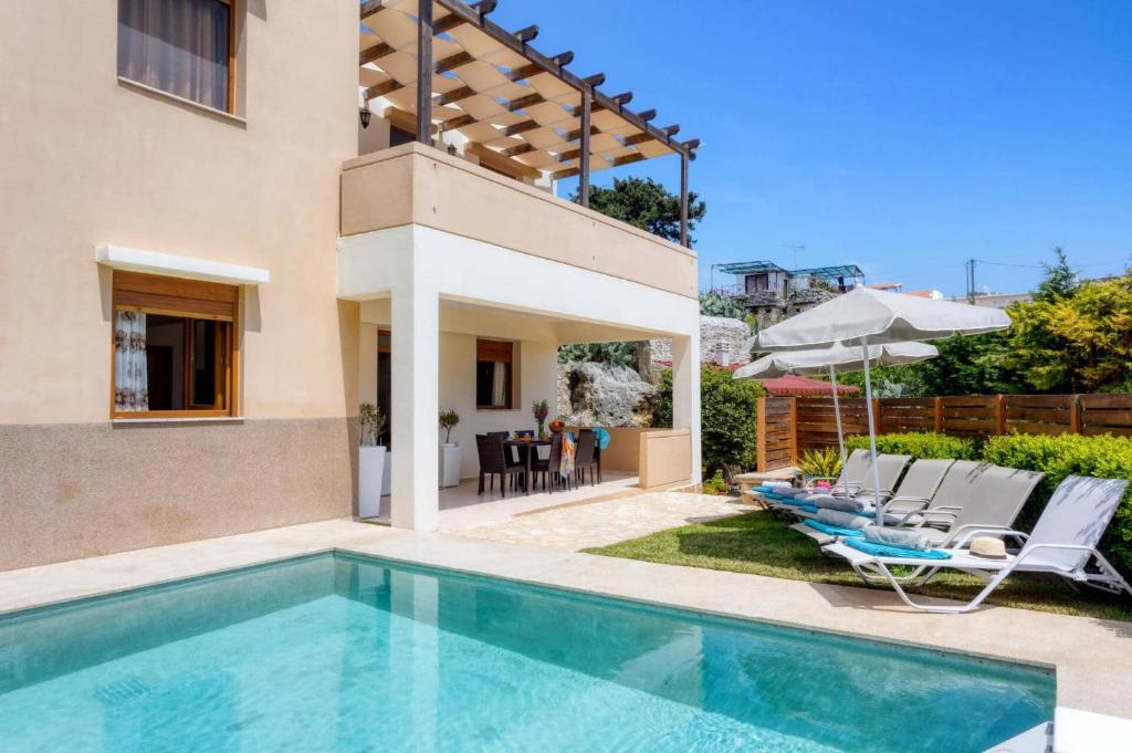Bazén v ubytování Villa Irines House by Villa Plus nebo v jeho okolí