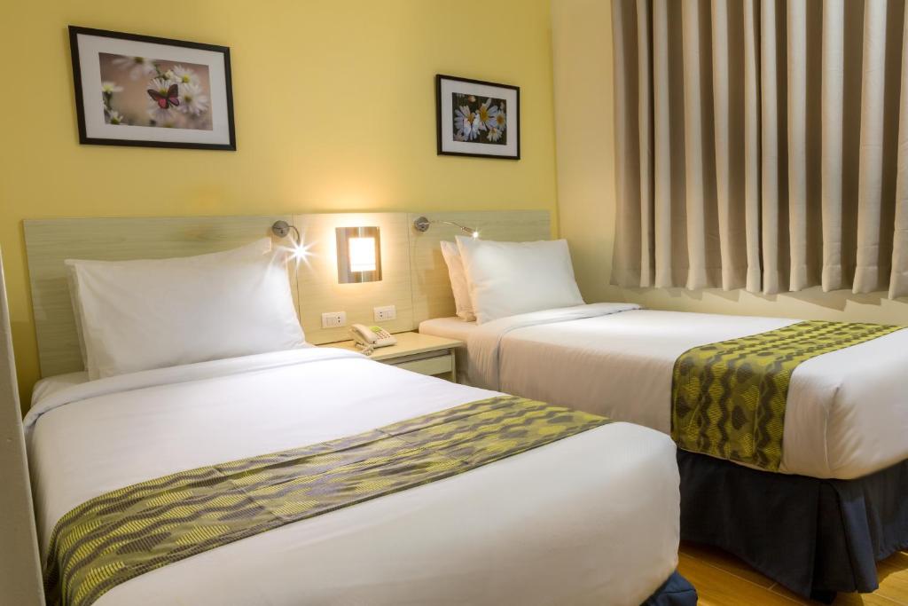 Postel nebo postele na pokoji v ubytování Hamersons Hotel Cebu