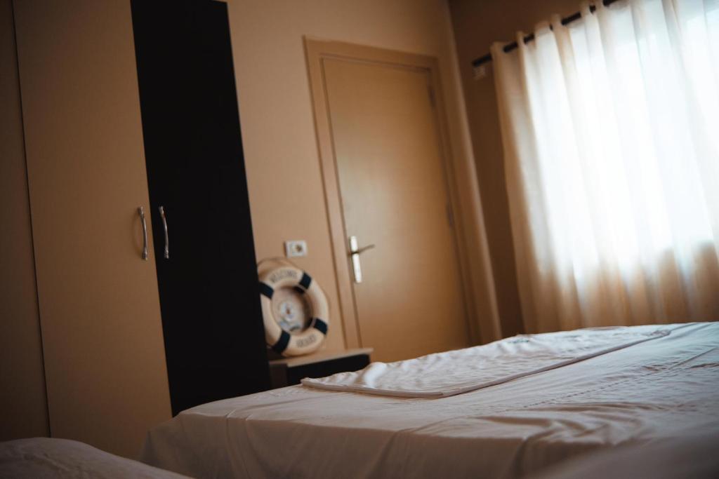 Ένα ή περισσότερα κρεβάτια σε δωμάτιο στο Halluni Apartment