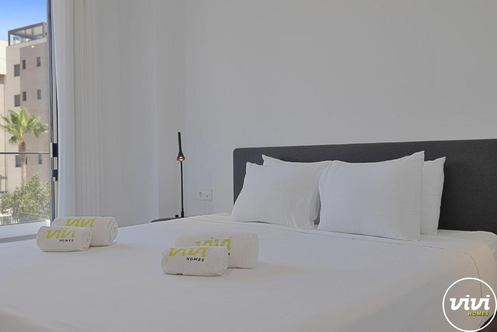 Кровать или кровати в номере ViVi Homes - Aura Pool, Sauna, Spa, Gym & Sea View