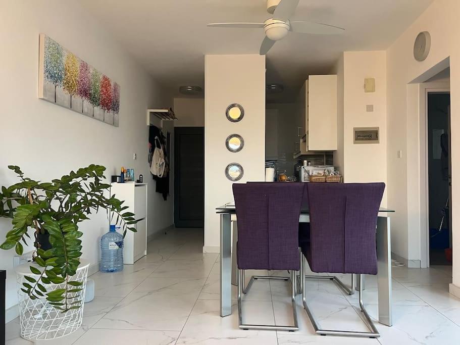 Seaview, 1 bedroom apt with a pool
