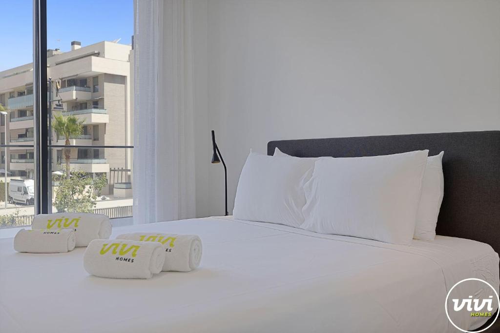 Кровать или кровати в номере ViVi Homes - Aura Pool, Sauna, Spa, Gym & Sea View