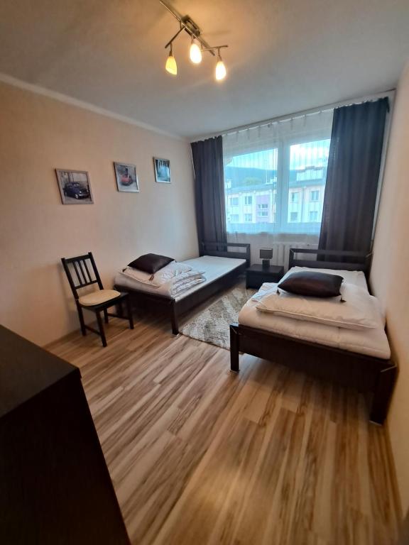 Ένα ή περισσότερα κρεβάτια σε δωμάτιο στο Apartament Szklarski Centrum
