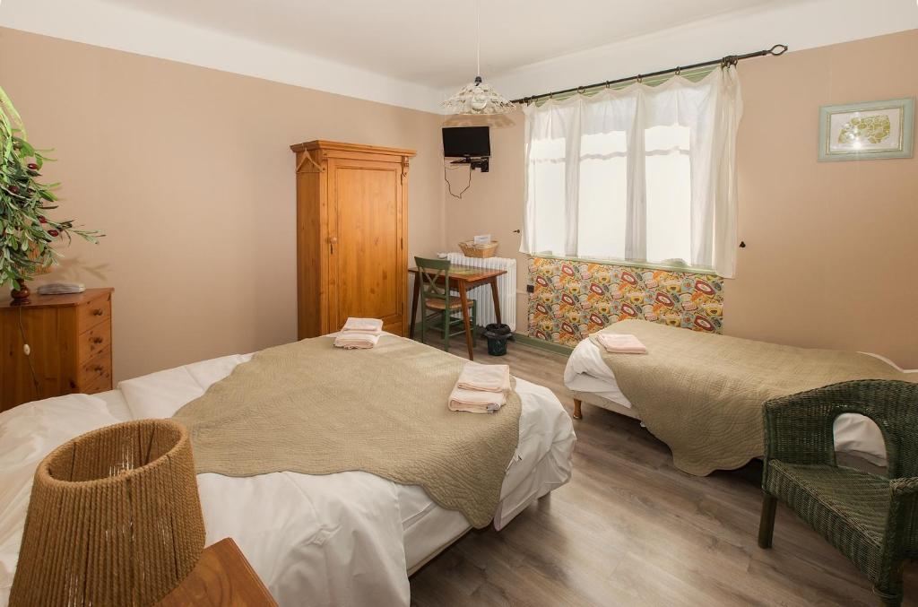 Postel nebo postele na pokoji v ubytování Auberge de l'Escargot d'Or
