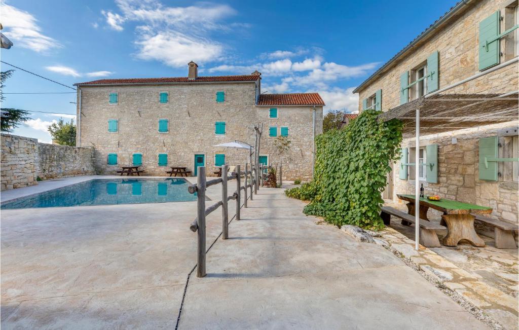 dom z basenem obok budynku w obiekcie Nice Apartment In Zminj With Wifi w mieście Žminj