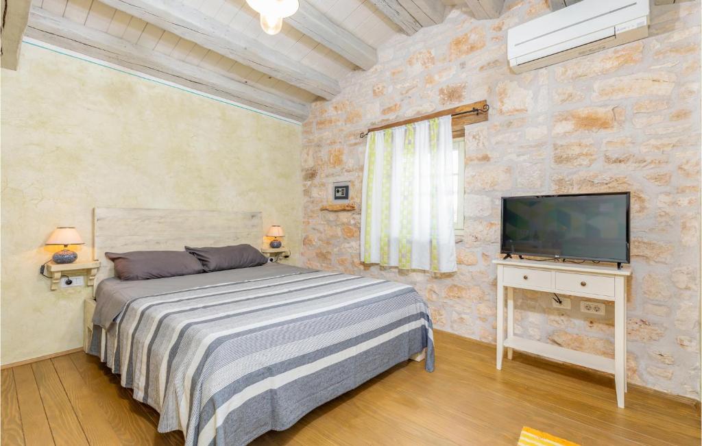 Łóżko lub łóżka w pokoju w obiekcie Nice Apartment In Zminj With Wifi