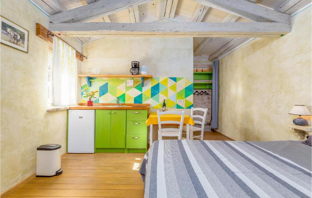 Kuchnia lub aneks kuchenny w obiekcie Nice Apartment In Zminj With Wifi