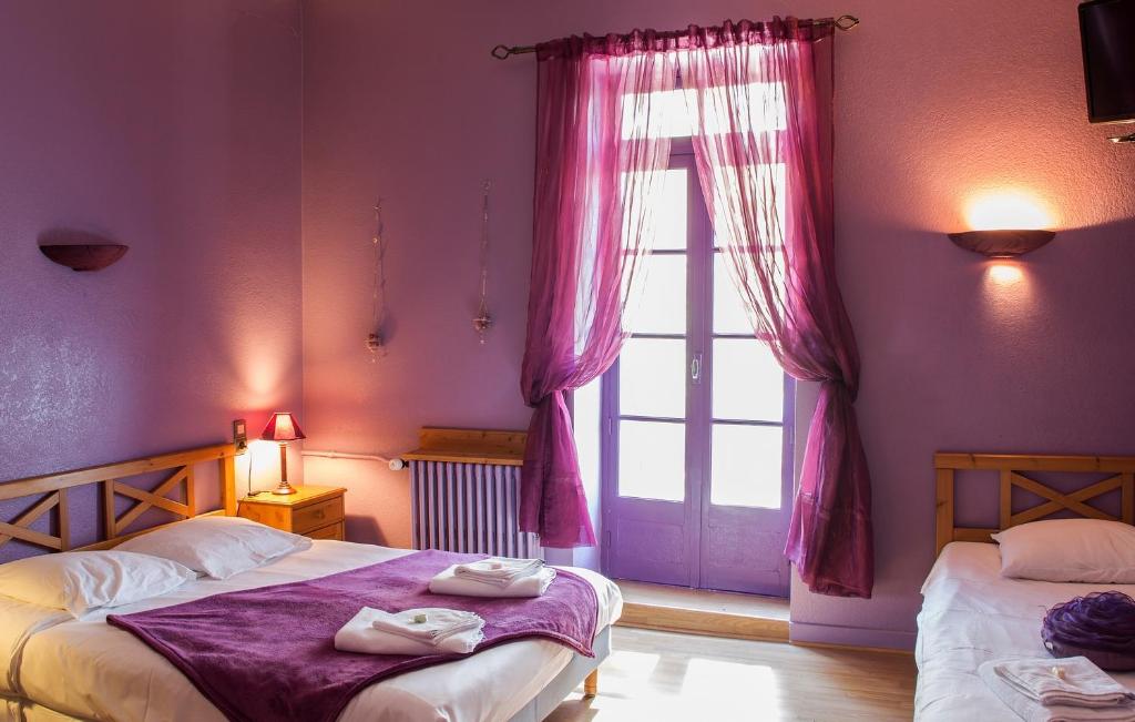 Postel nebo postele na pokoji v ubytování Auberge de l'Escargot d'Or