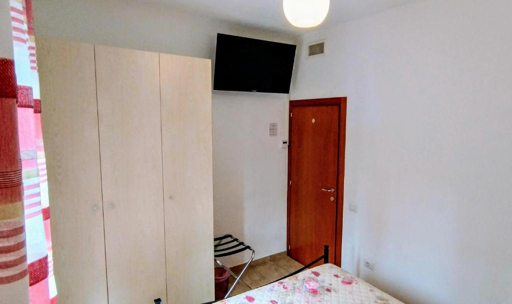 Televízia a/alebo spoločenská miestnosť v ubytovaní B&B Vetralla