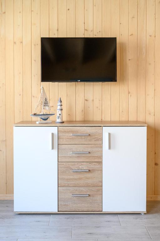 TV a/nebo společenská místnost v ubytování Resort Za Lasem