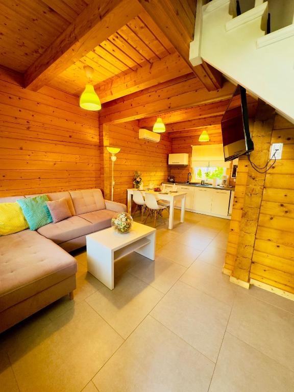 Posezení v ubytování Biale Domki Paula Rewal - Domki z klimatyzacja, w obiekcie Jacuzzi i darmowe Wifi!