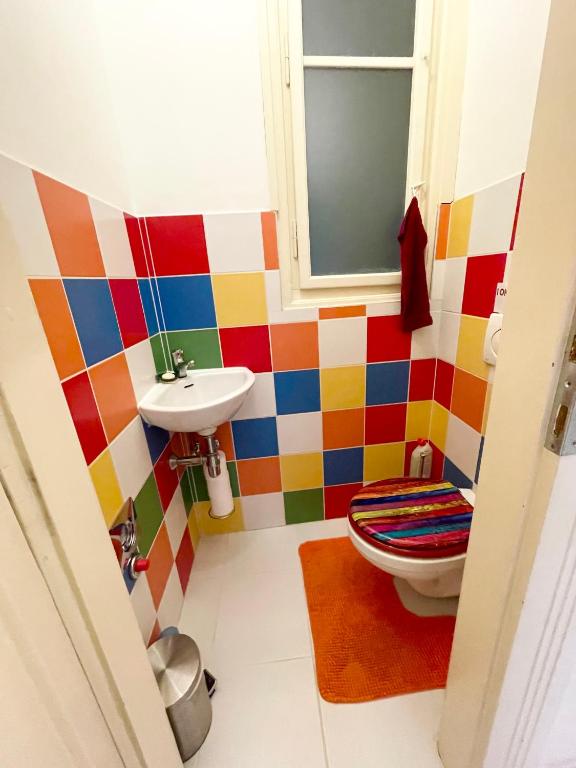 Kúpeľňa v ubytovaní Rainbow Pearl Apartment at St Stephen' s Basilica