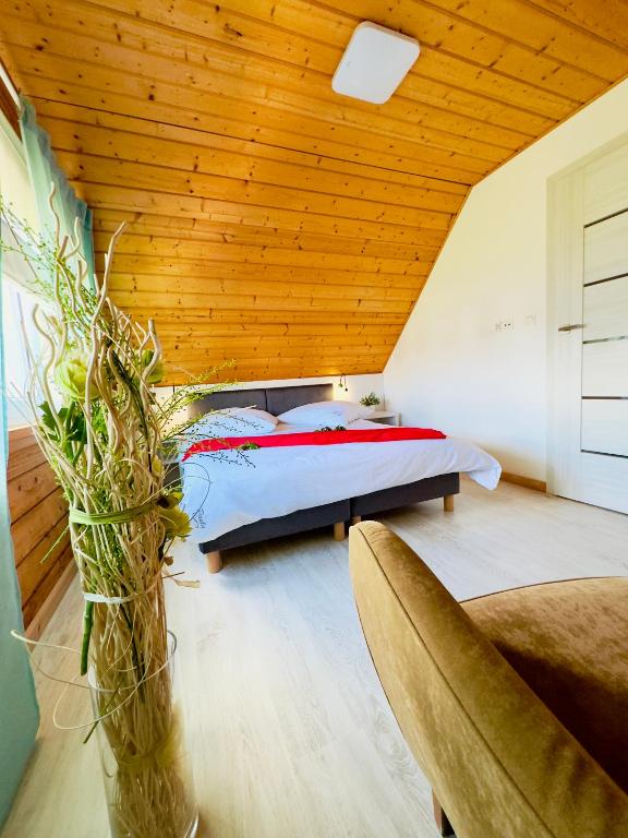 Postel nebo postele na pokoji v ubytování Biale Domki Paula Rewal - Domki z klimatyzacja, w obiekcie Jacuzzi i darmowe Wifi!