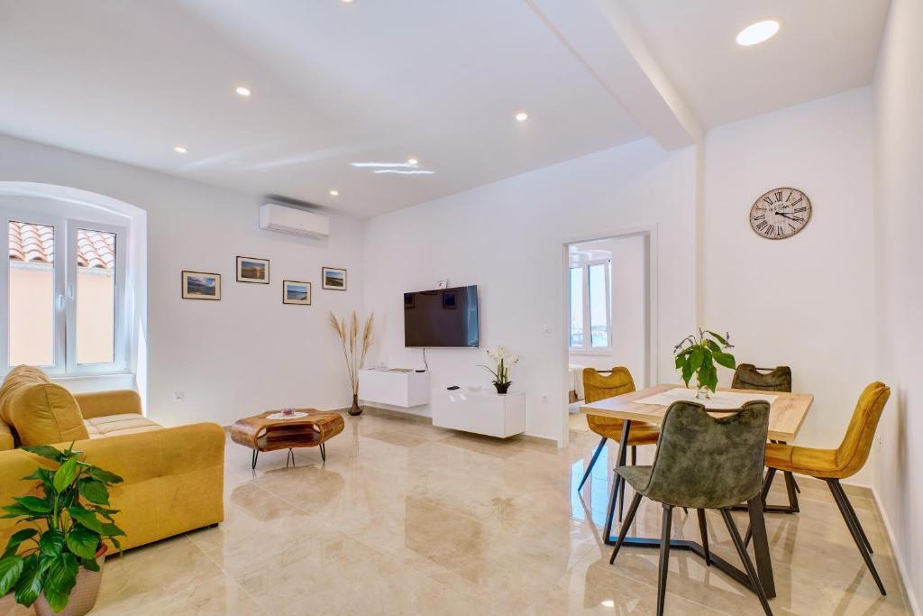 TV a/nebo společenská místnost v ubytování Apartman REGINA