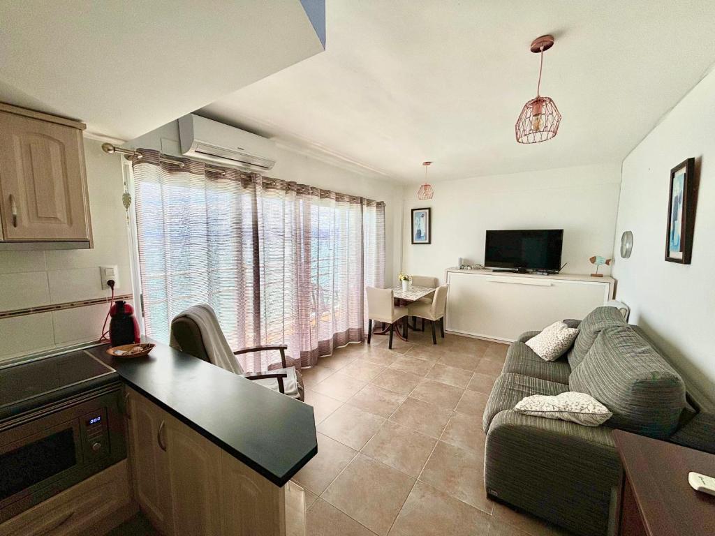 A television and/or entertainment centre at Faro de Cullera I