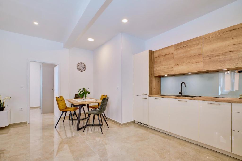 Kuchyň nebo kuchyňský kout v ubytování Apartman REGINA