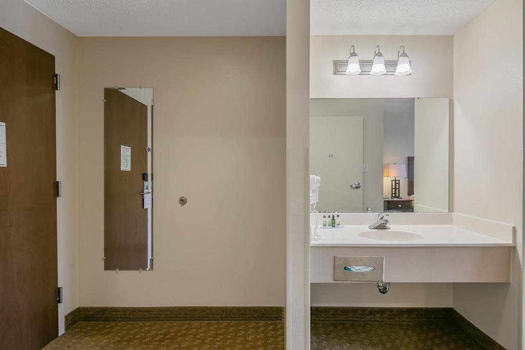 The Landmark Inn - 