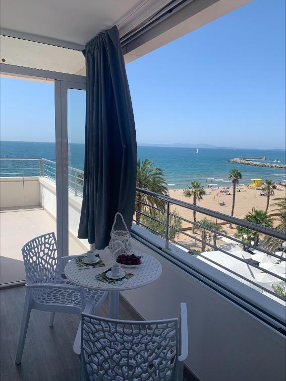 Apartamento frente al mar con una amplia terraza y vistas a la bahía