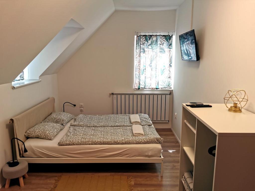 Postel nebo postele na pokoji v ubytování ReGoRi Ház