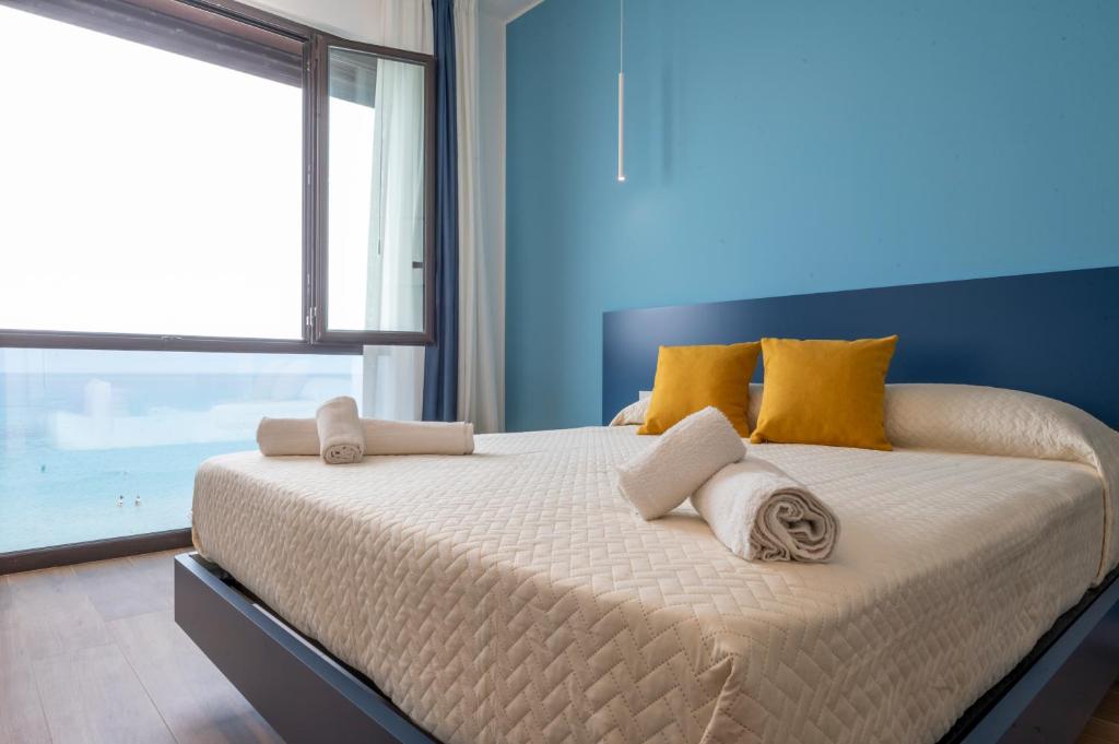 Ένα ή περισσότερα κρεβάτια σε δωμάτιο στο Sea Windows Suite 2