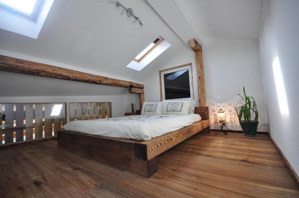 een slaapkamer met een groot houten bed in een kamer bij Jungfrau Views Apartment in Interlaken