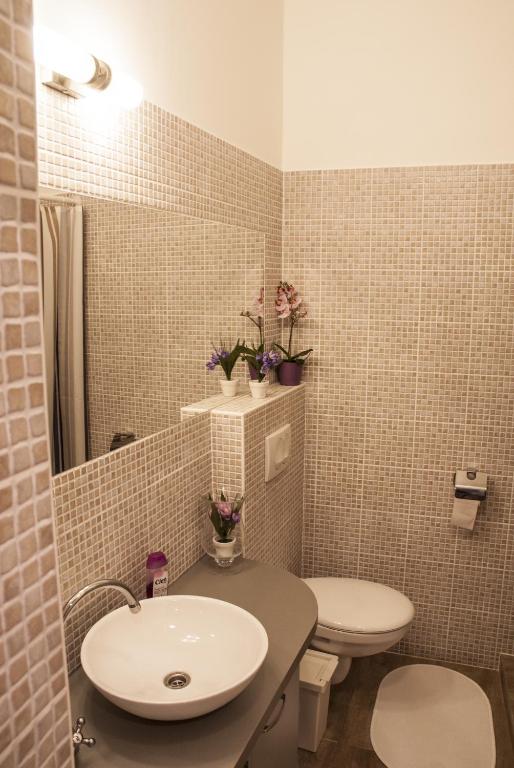 A bathroom at Blue home in the heart of Budapest