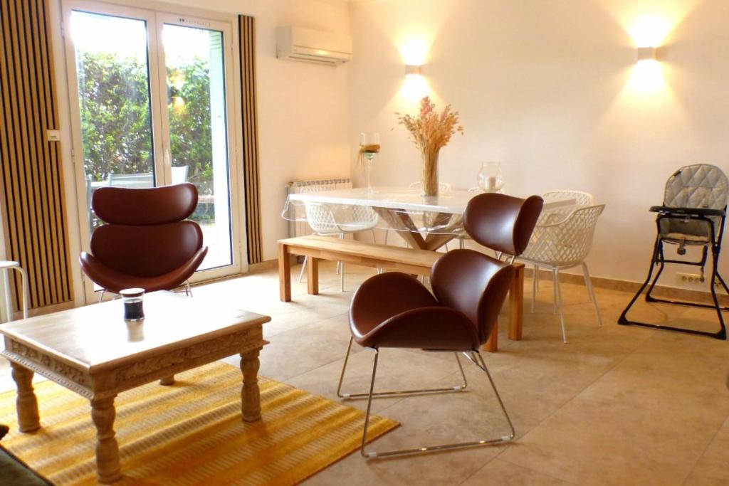 un salon avec des chaises et une table dans l'établissement Apartment with beautiful terrace close to the sea, à Six-Fours-les-Plages