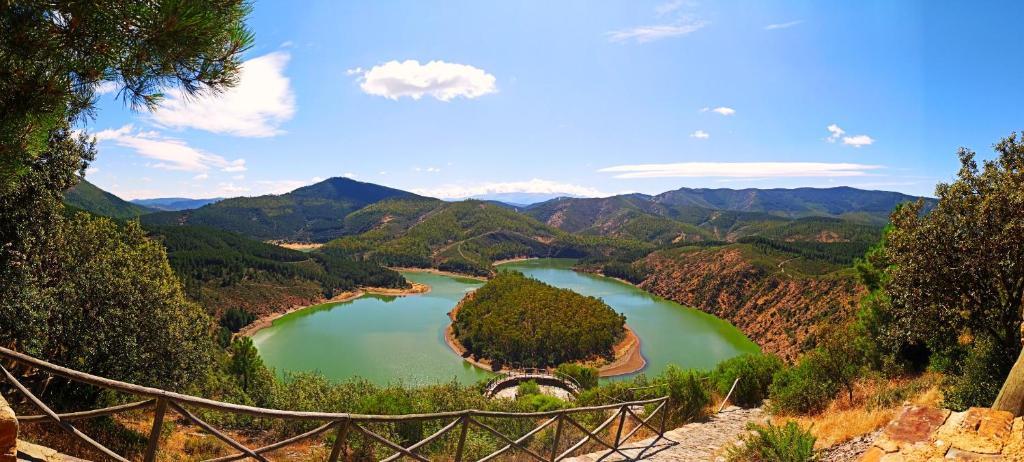 vistas al río desde un puente colgante en La Portilla de Cabezo, en Cabezo
