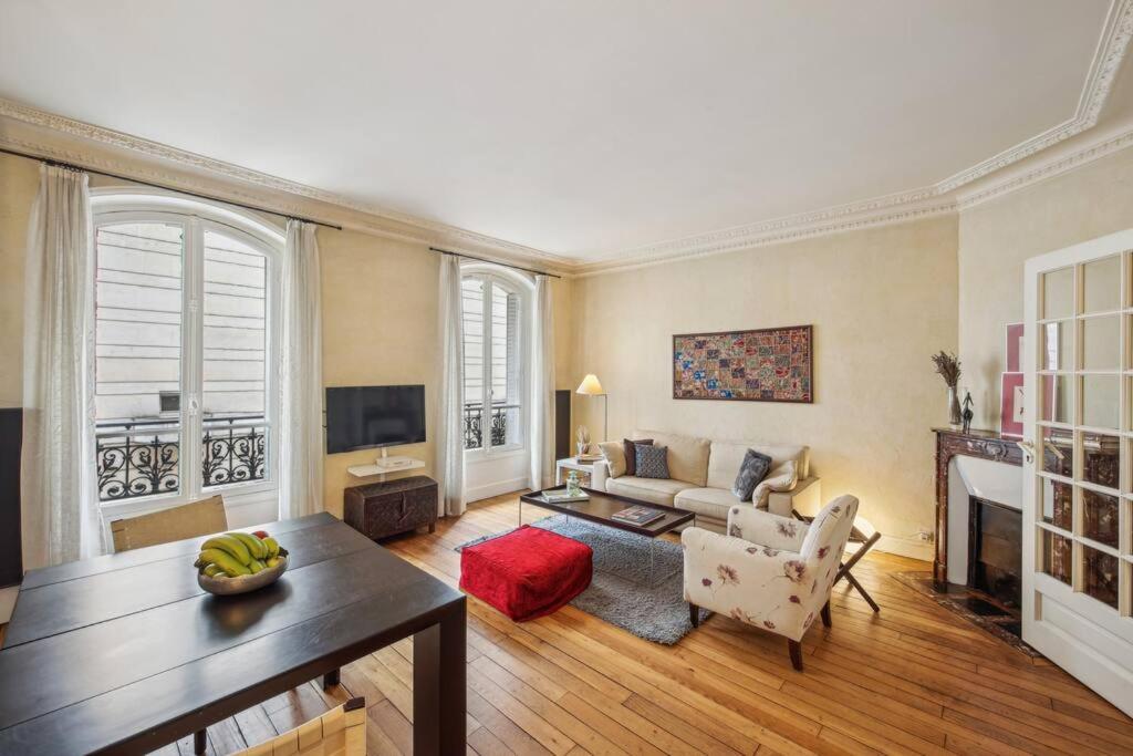 un salon avec un canapé et une table dans l'établissement Beautiful flat heart of XIVeme, à Paris