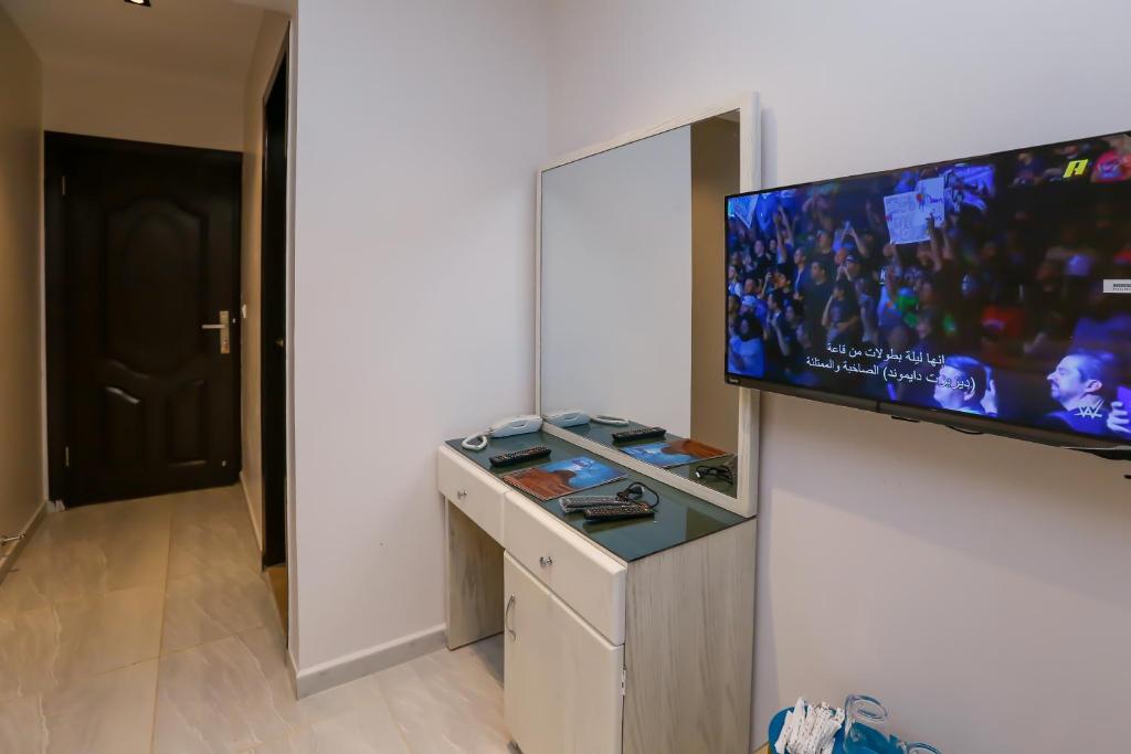 TV a/nebo společenská místnost v ubytování Pyramids Land Palace