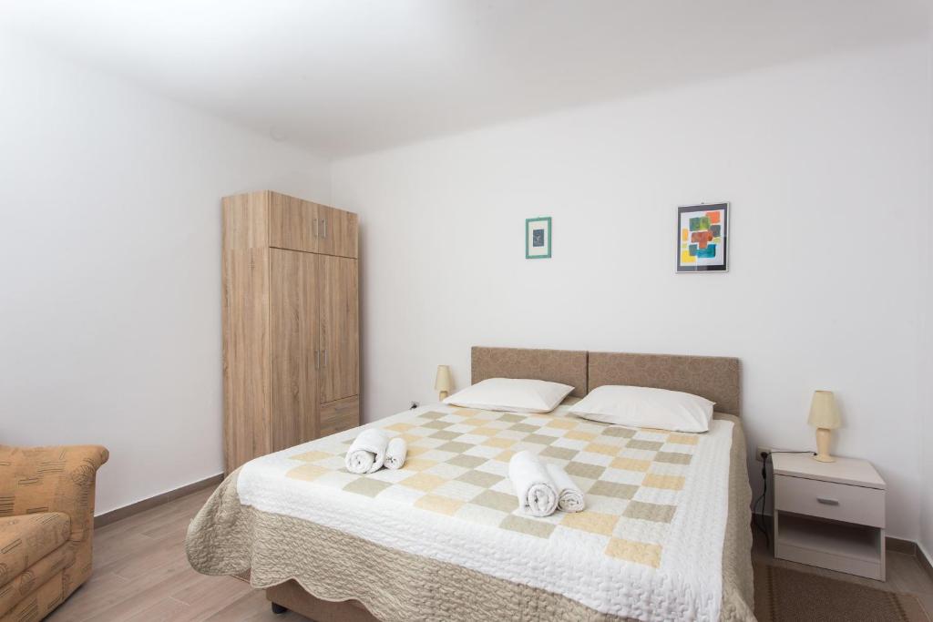 1 dormitorio con 1 cama con 2 toallas en Apartment Family Tokic, en Dubrovnik