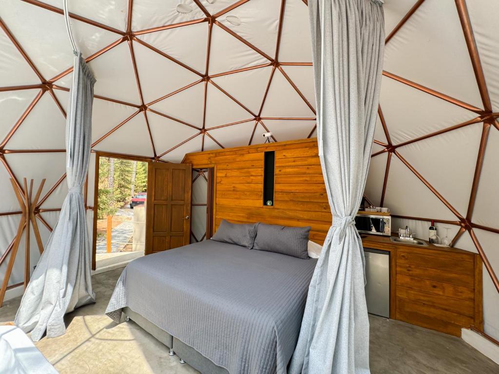 Postel nebo postele na pokoji v ubytování Luahara Glamping Tapalpa - Domo Natural Experience
