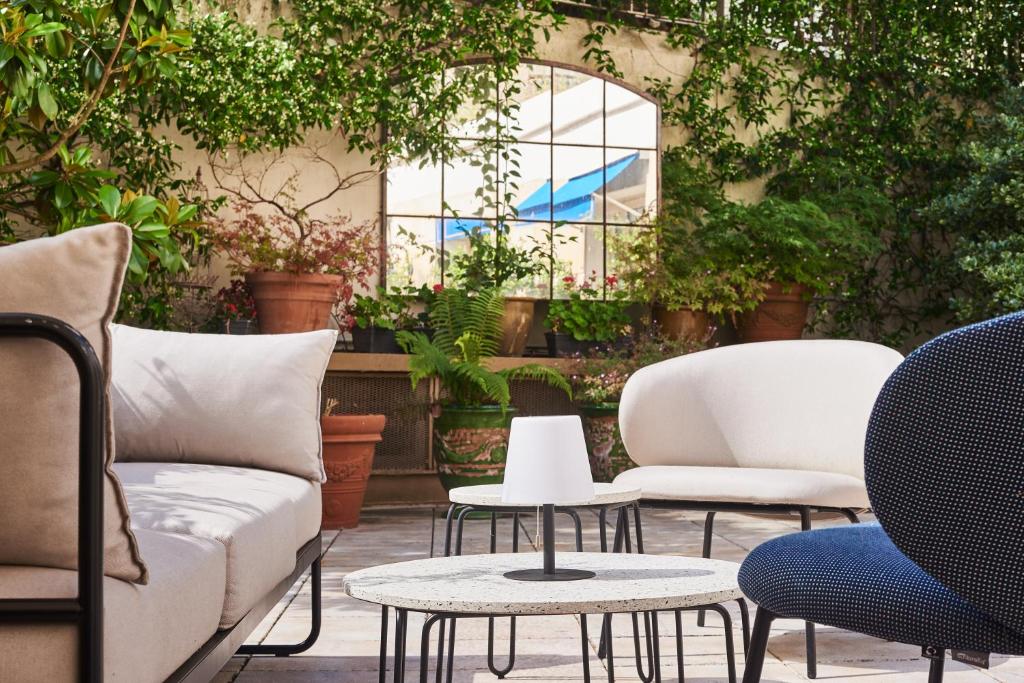 Coin salon dans l'établissement Hôtel Le Versailles