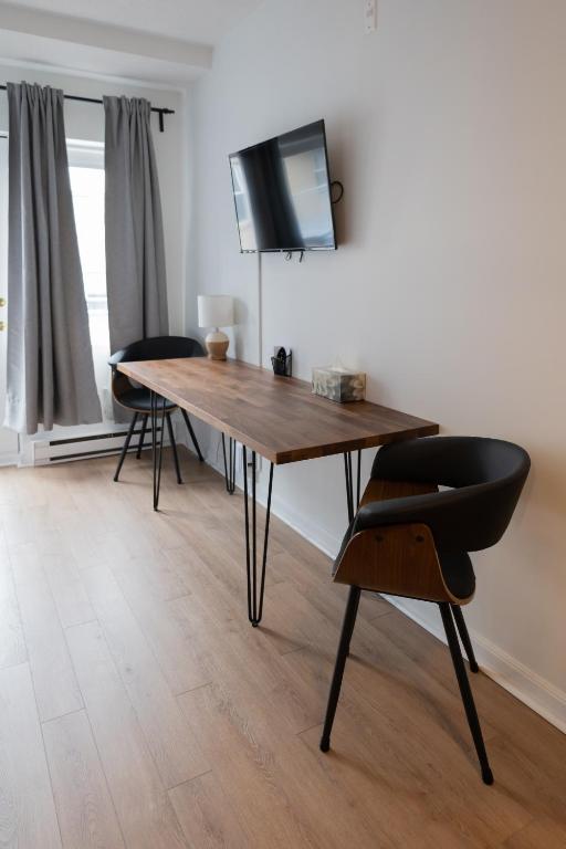 a table and chairs in a room with a television at ByWard Blue Inn in Ottawa