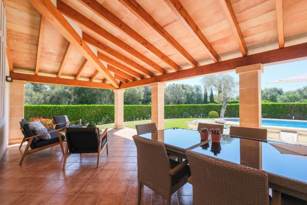 Bazén v ubytovaní Villa Marina de Namer By SunVillas Mallorca alebo v jeho blízkosti