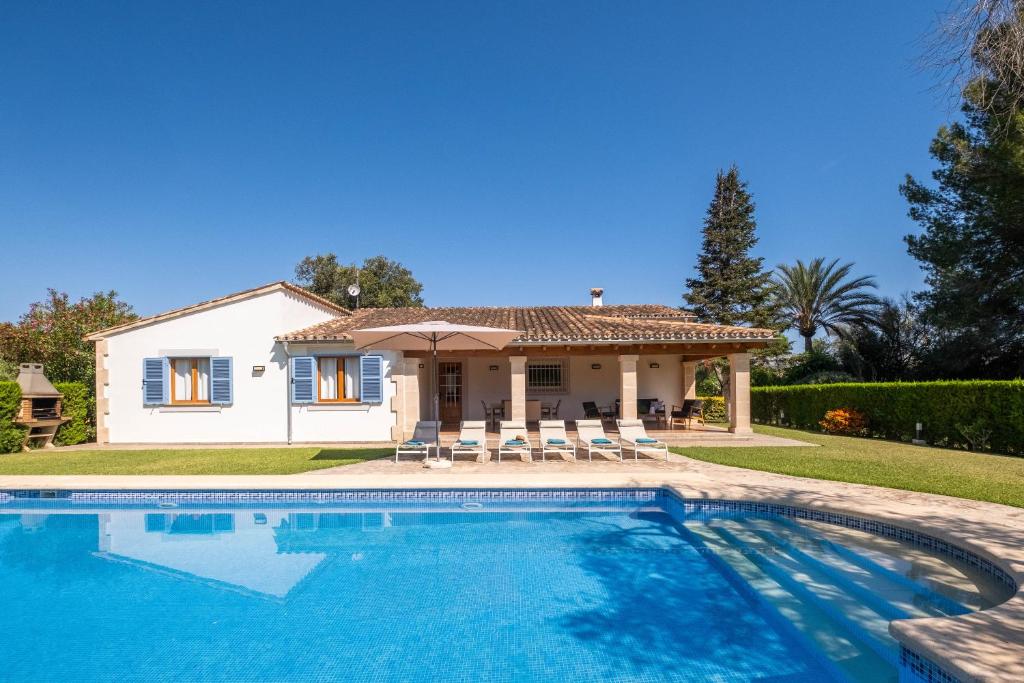 Bazén v ubytovaní Villa Marina de Namer By SunVillas Mallorca alebo v jeho blízkosti