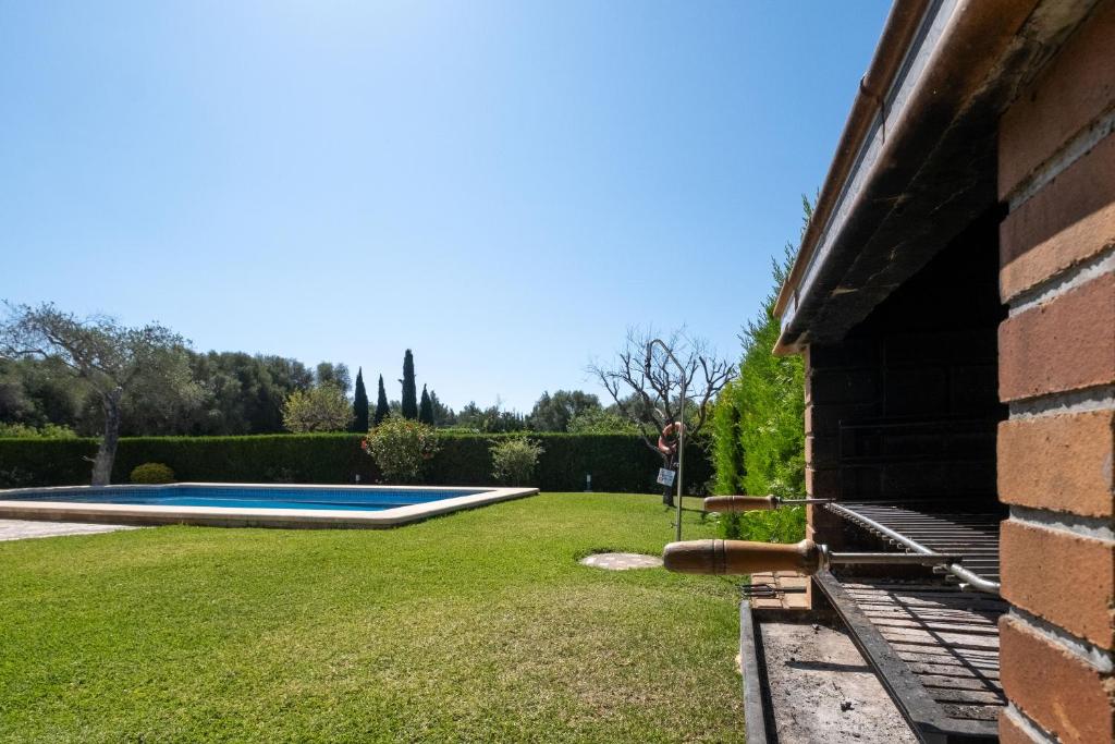 Bazén v ubytovaní Villa Marina de Namer By SunVillas Mallorca alebo v jeho blízkosti