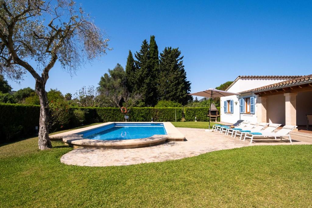 Bazén v ubytovaní Villa Marina de Namer By SunVillas Mallorca alebo v jeho blízkosti