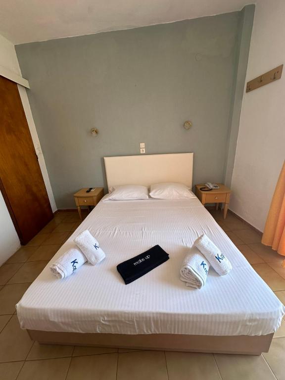 Postel nebo postele na pokoji v ubytování Kavos Hotel
