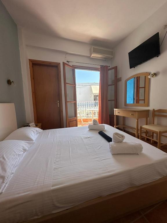 Postel nebo postele na pokoji v ubytování Kavos Hotel