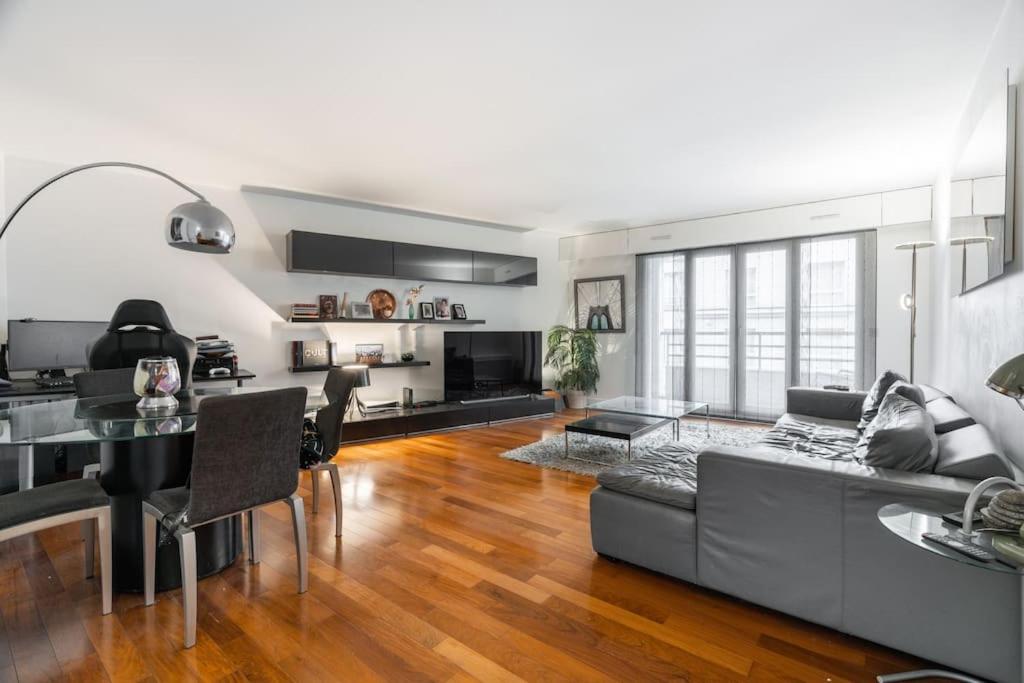 un salon avec un canapé et une table dans l'établissement Appartement Paris Centre, à Paris