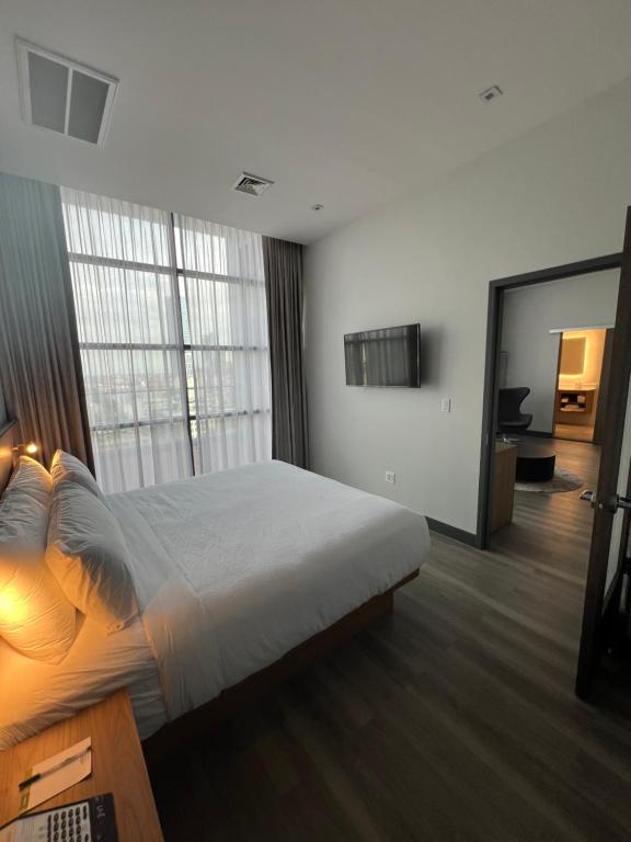 Wingate by Wyndham Long Island City photo