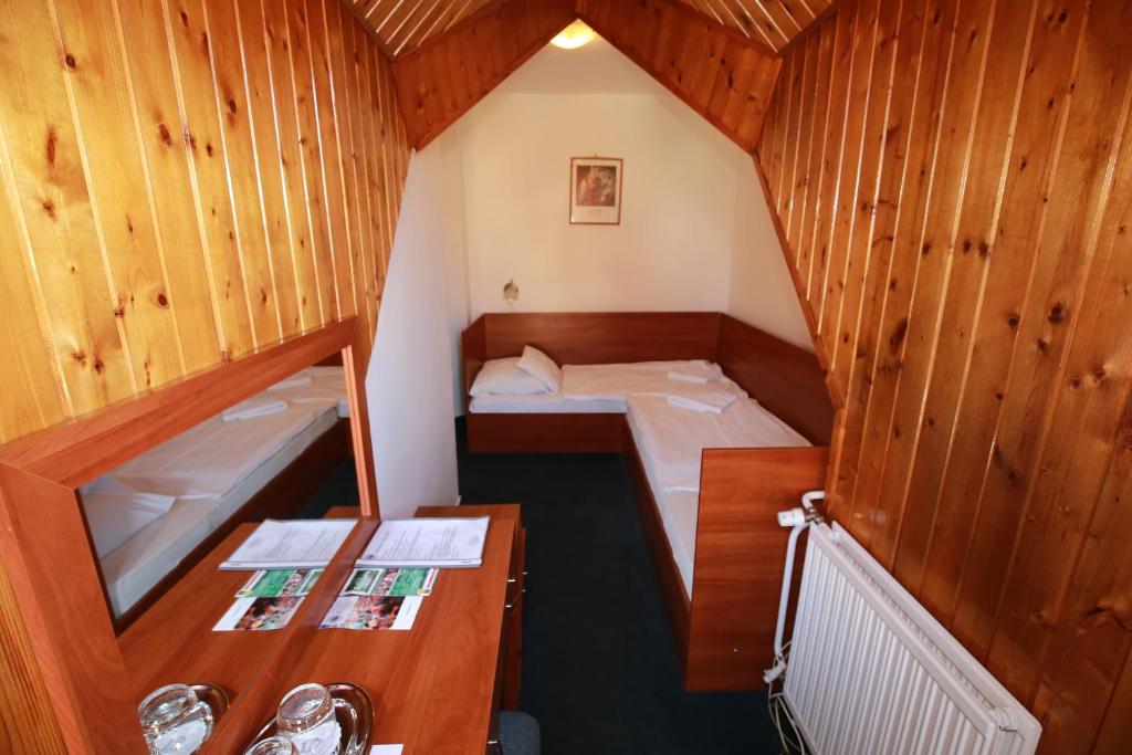 Postel nebo postele na pokoji v ubytování Hotel Főnix