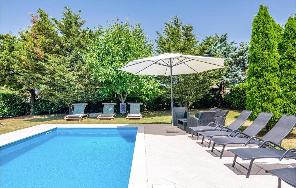 Bazén v ubytovaní Holiday Home Orihi Bb Croatia alebo v jeho blízkosti