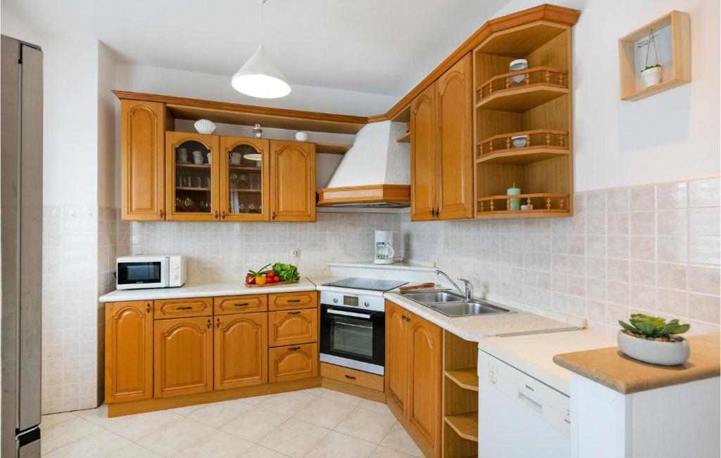 Kuchyňa alebo kuchynka v ubytovaní Holiday Home Orihi Bb Croatia
