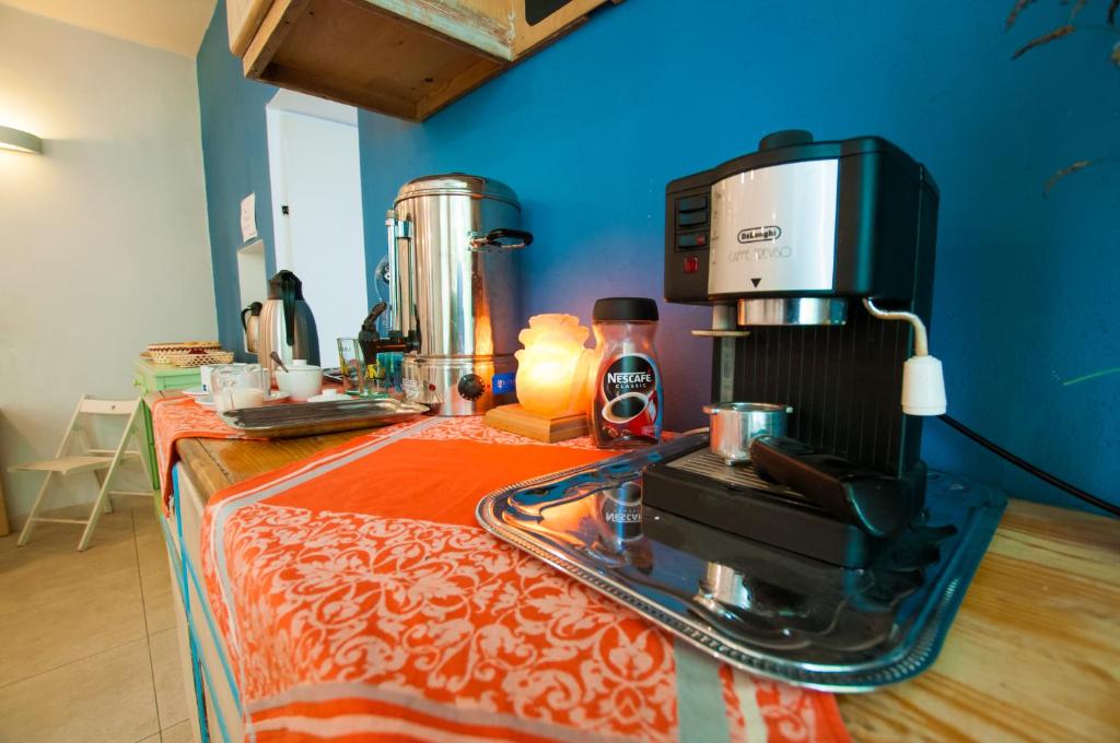 Televízia a/alebo spoločenská miestnosť v ubytovaní Red Carpet Hostel