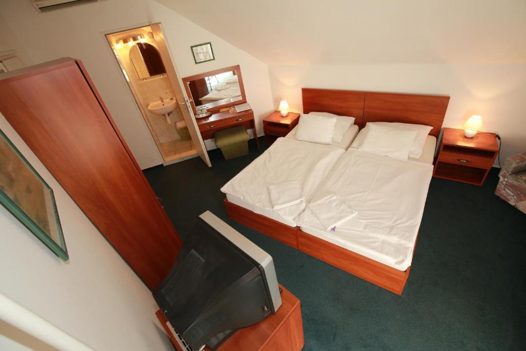 Postel nebo postele na pokoji v ubytování Hotel Főnix