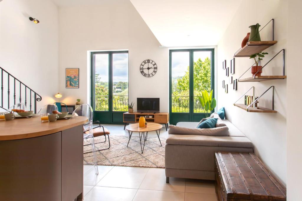 un salon avec un canapé et une table dans l'établissement C12 - 2 BDR Duplex in Mougins - 2 Parking spaces, AC, Balcony & Pool, à Mougins