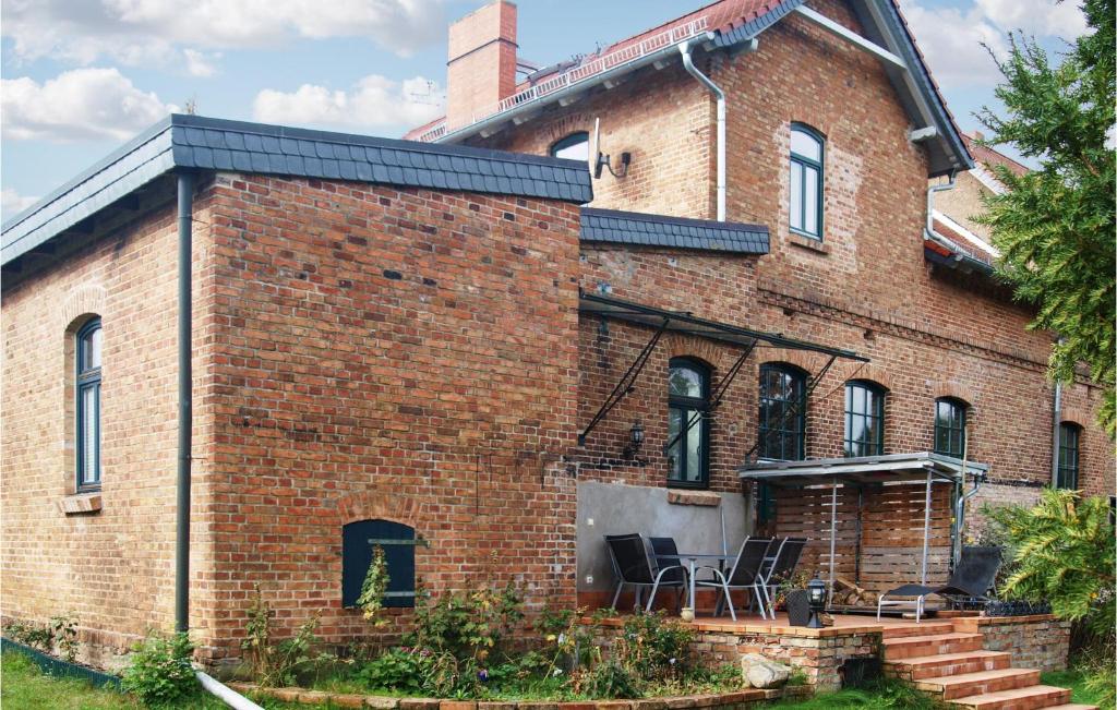 a brick building with two chairs on the porch at 2 Bedroom Gorgeous Home In Verchen in Verchen